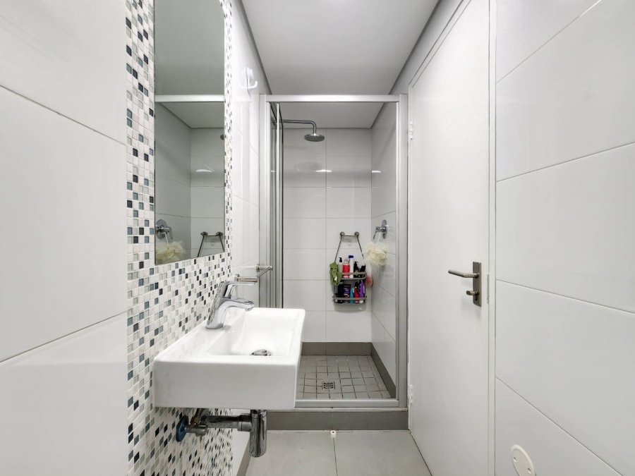 2 Bedroom Property for Sale in Vredehoek Western Cape